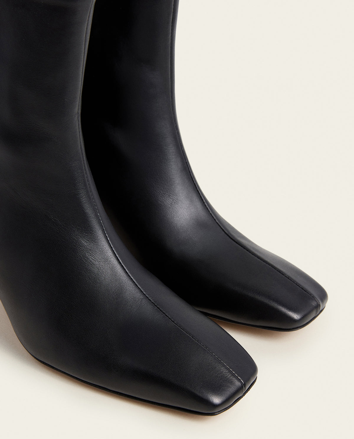 Moa Leather Black